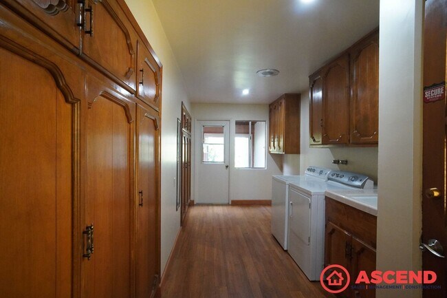 Building Photo - 7932 Stine Rd