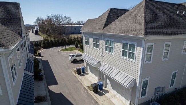 Building Photo - Sleek 3BR Stunner Near Historic Downtown Franklin