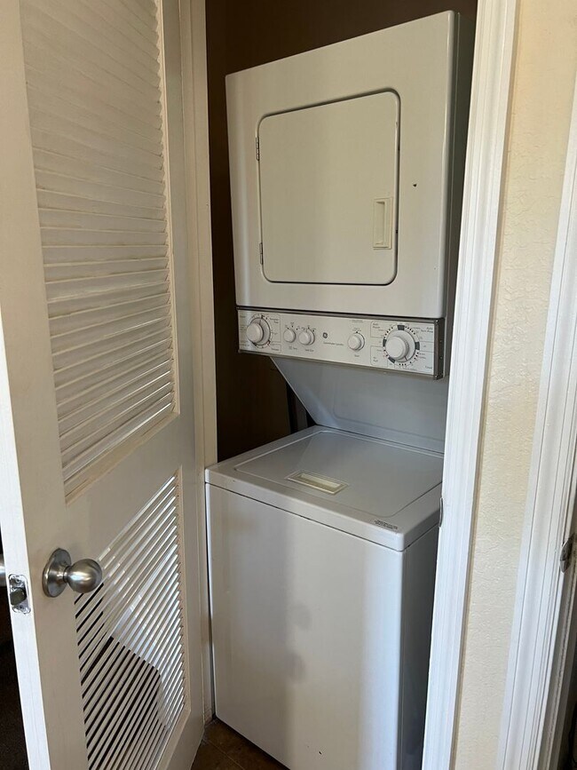 Building Photo - 2280 San Vital Dr