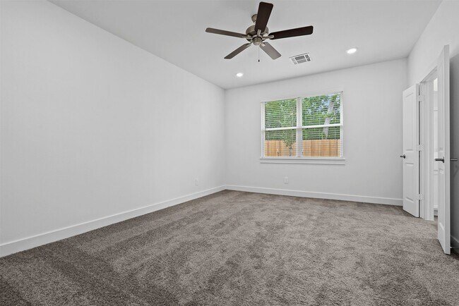 Building Photo - 906 Golden Willow Ln