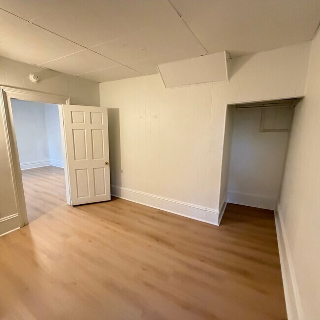 Building Photo - Large 3 bedroom home with a den!
