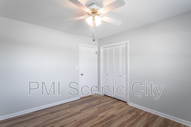 Building Photo - 8140 Holly Crest Dr