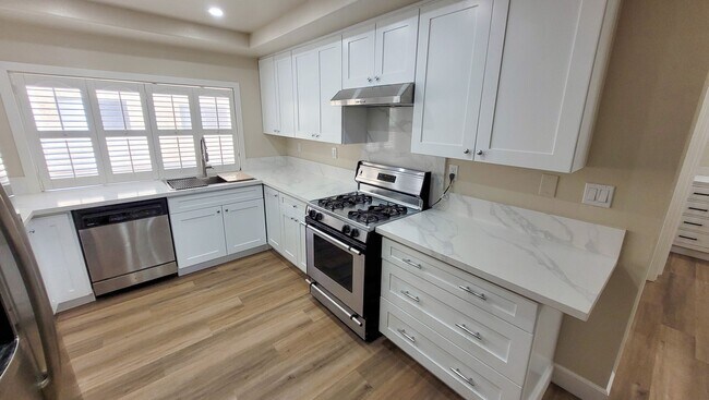 Building Photo - Beautifully Remodeled 3 Bed 3 Bath Townhou...
