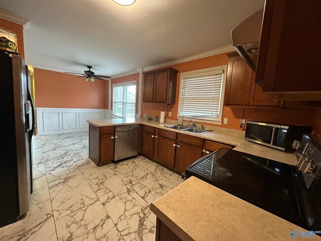 Building Photo - 2209 Viscount Dr NW