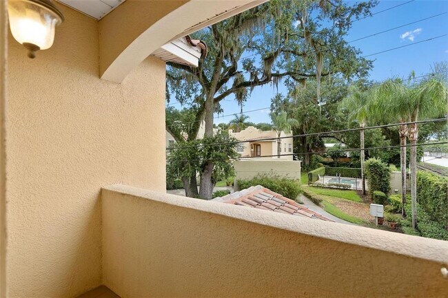 Building Photo - 828 Ellwood Ave