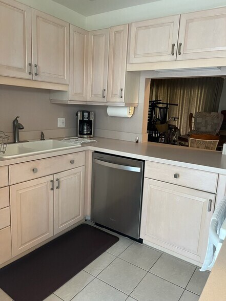 Building Photo - 372 Palm Dr