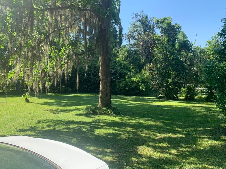 Large backyard - 2402 Delgado Dr