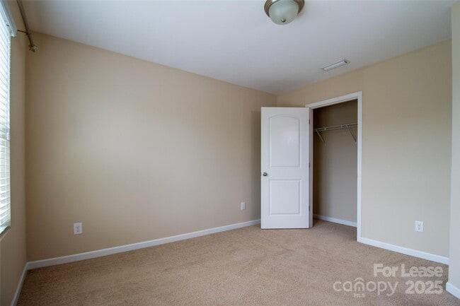 Building Photo - 824 Summerlake Dr