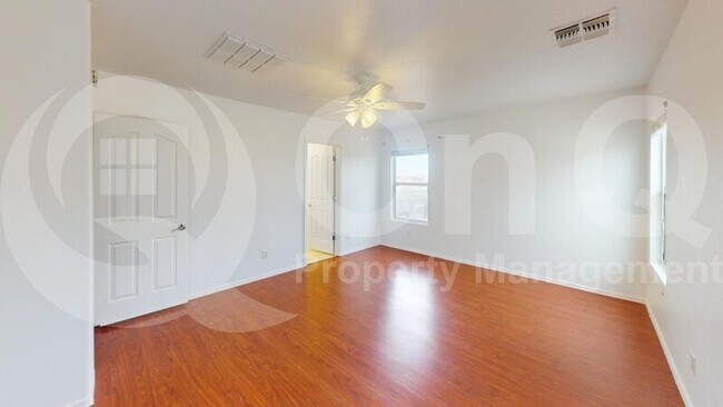 Building Photo - 4720 W Lindenthal Ln