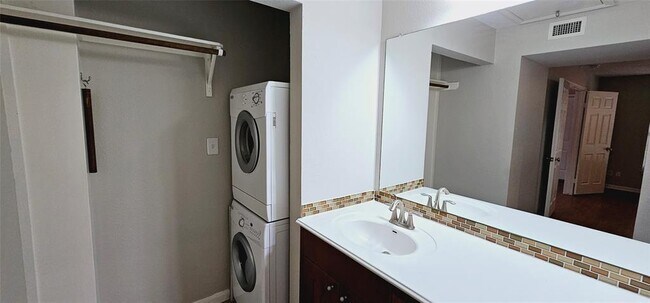 Building Photo - 7685 Northcross Dr