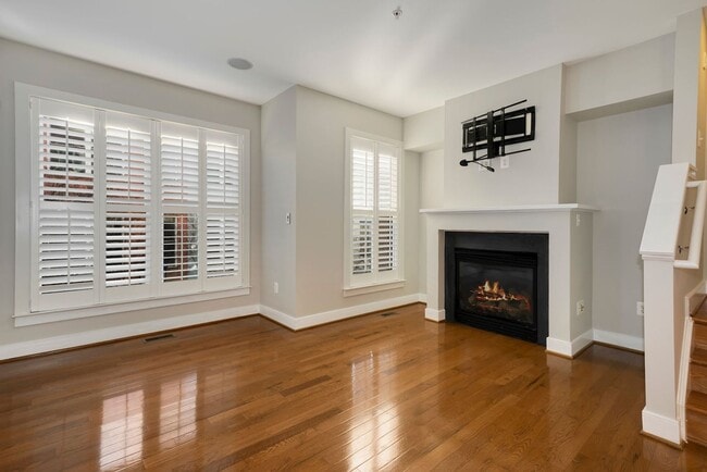 Building Photo - Charming 3 bedroom 3.5 Bathroom Row Home