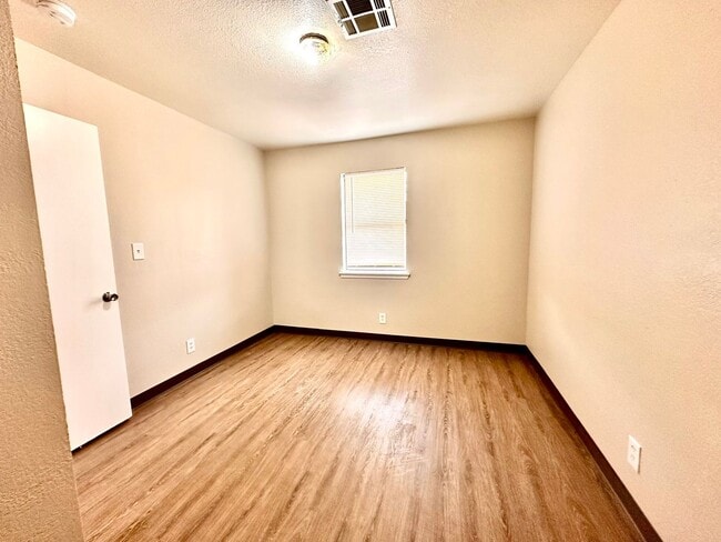 Building Photo - Cute 2-Bed Home with Hardwood Floors and G...