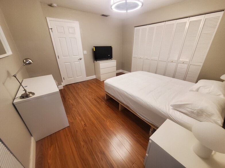 Building Photo - 3568 Boca Ciega Dr