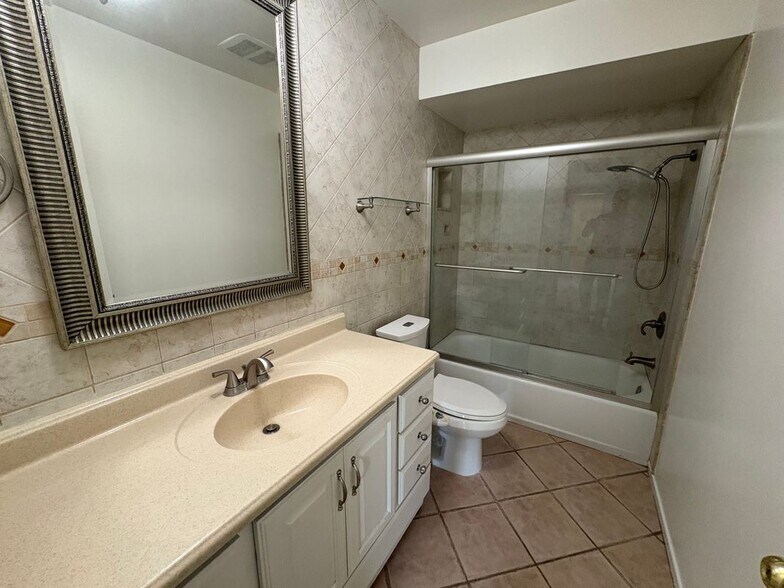 Building Photo - 424 N Bellflower Blvd