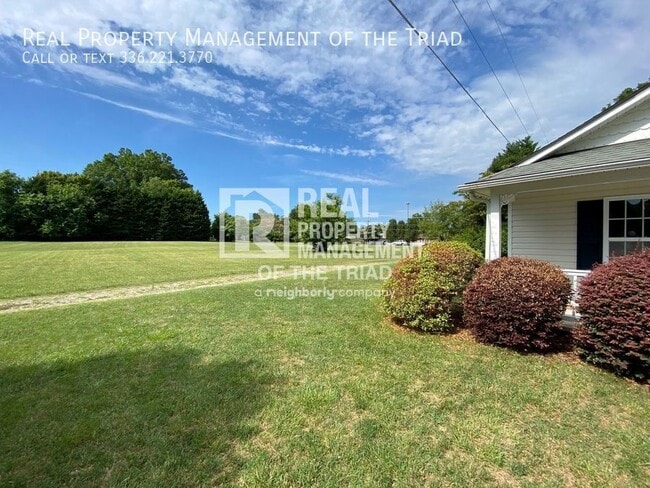 Building Photo - 2222 Victoria Village Ln