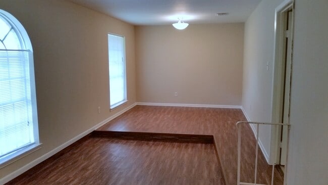 Building Photo - 430 Mistywood Dr