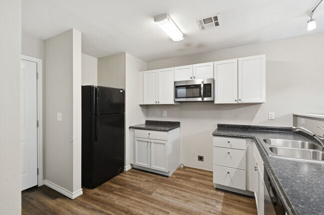 Building Photo - 4 Bedroom 2 Bath + Updated