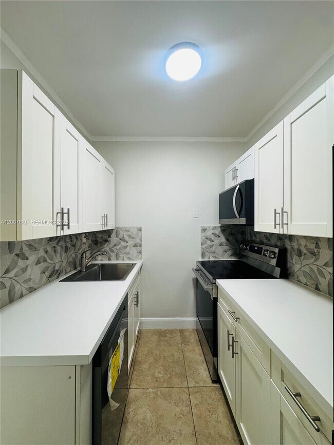 Building Photo - 2816 Pine Tree Dr