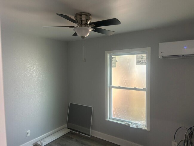 Building Photo - Remodeled North Hyde Park Bungalow