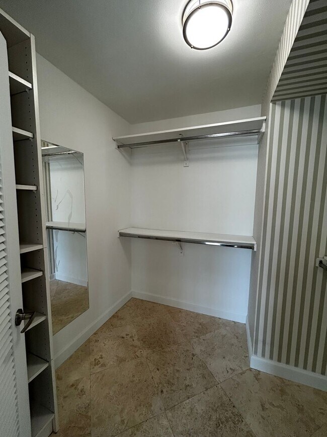 Building Photo - Large 1 Bedroom 1.5 Bath Condo - Steps from Fort Lauderdale Beach!