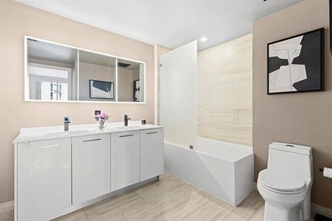 Building Photo - 1300 Brickell Bay Dr