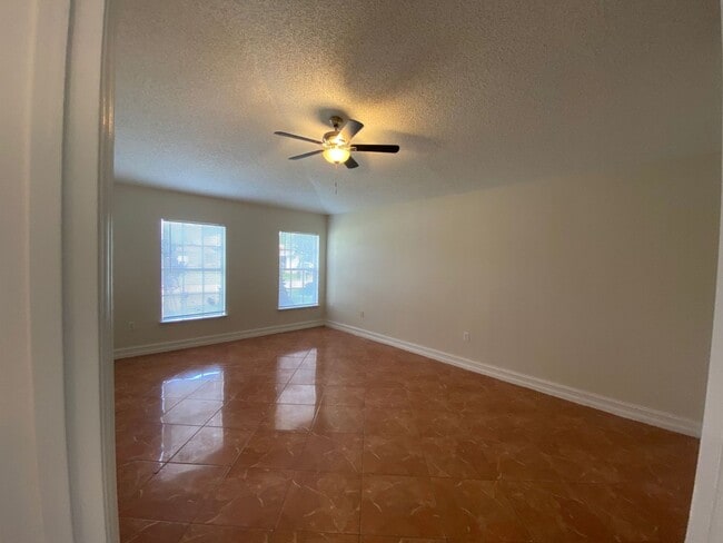 Building Photo - Available Now 3br 2b