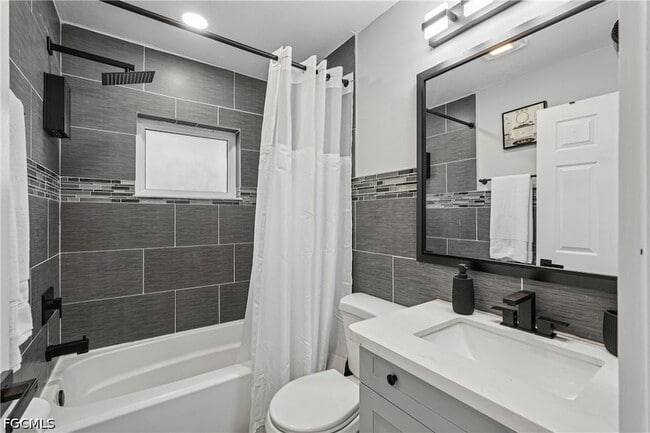 Building Photo - 92 Oak St