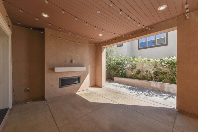 Building Photo - 4bd/4.5ba Single Family House w/ VIEW Gate...