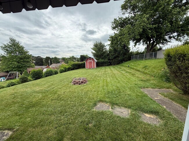 Building Photo - Move-In Ready 2BR Home on Quiet Residential Street in Baldwin/Whitehall!