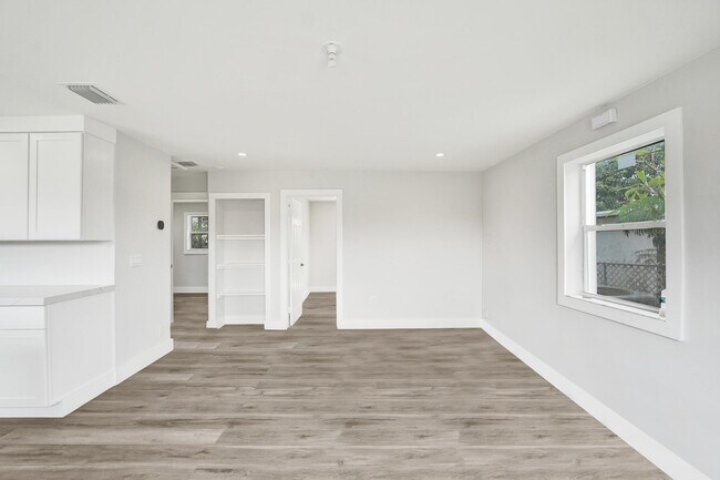 Building Photo - 5601 SW 36th Ct