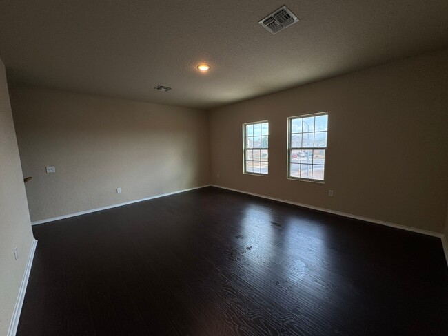 Building Photo - Move-In Special! Spacious 3BR Home with La...