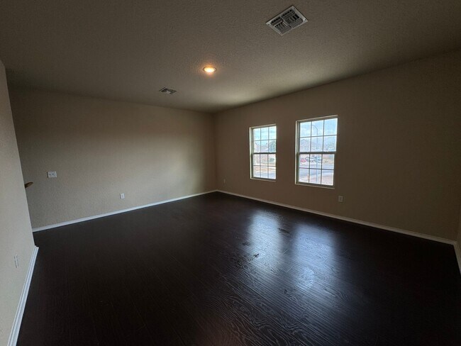 Building Photo - Move-In Special! Spacious 3BR Home with Large Private Yard in Mission Del Lago