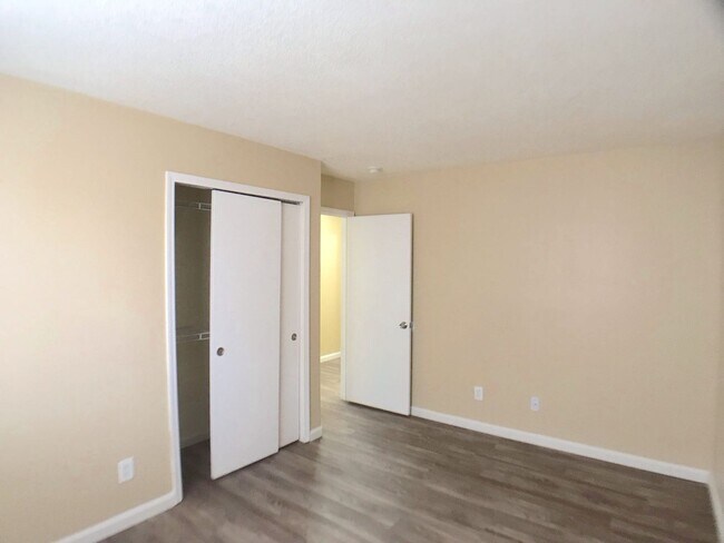 Building Photo - Ventana Ranch 3 bedroom. Newer Flooring! No Carpet. Huge open living space. Great location.