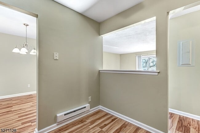 Building Photo - 798 Eves Dr