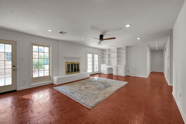 Building Photo - 26926 Maplewood Dr