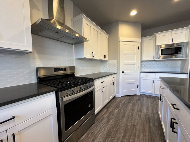 Building Photo - Expansive 2020 Forest Grove Home with 4 Bedrooms, Loft, Modern Kitchen & Covered Patio