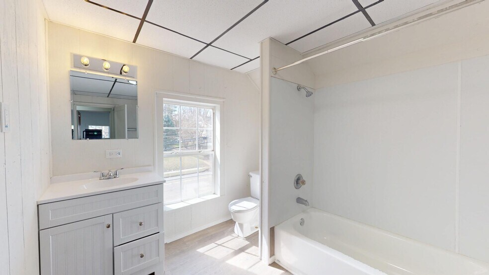 Building Photo - 109 W Ely St