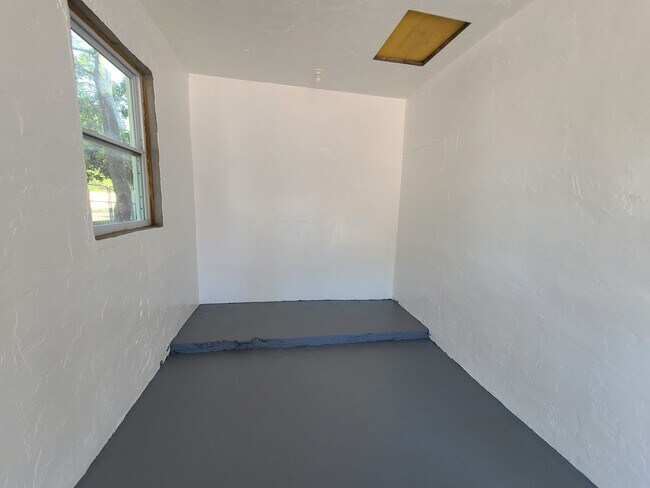 Building Photo - Stunning Corner-Lot Rental: 4BR/2BA with Courtyard