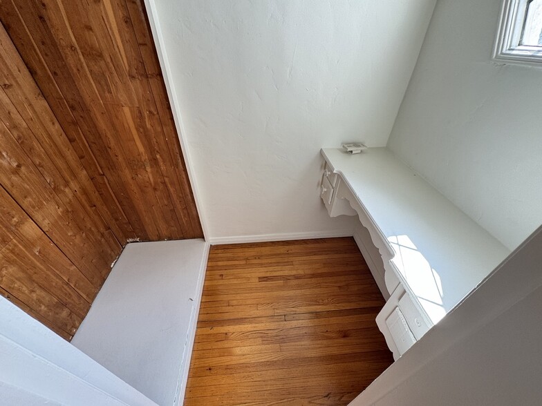 Building Photo - 422 S Detroit St