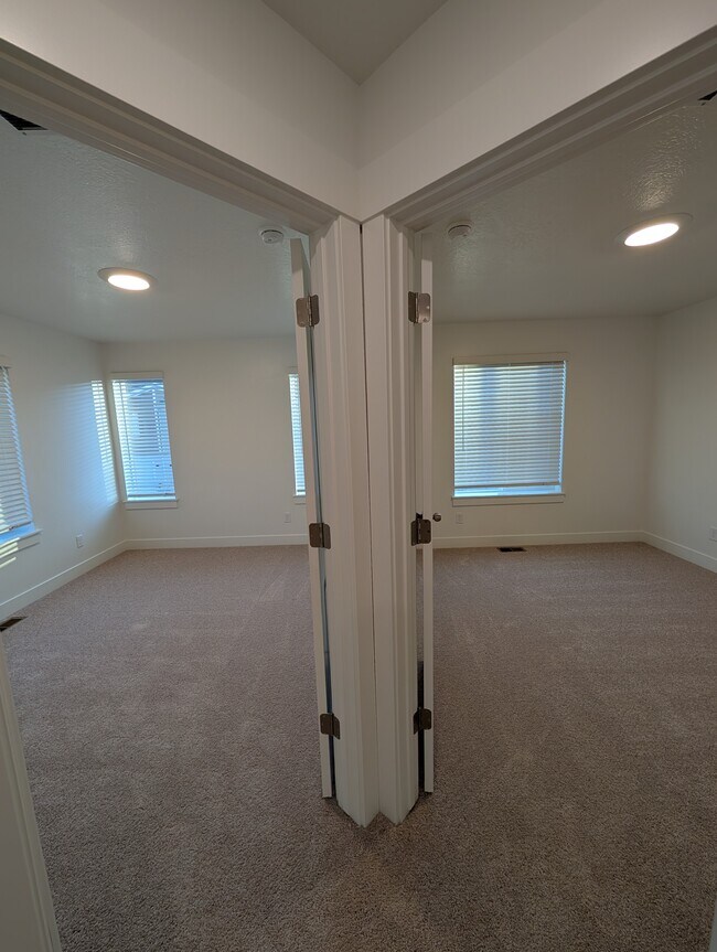 Building Photo - 258 W 925 N