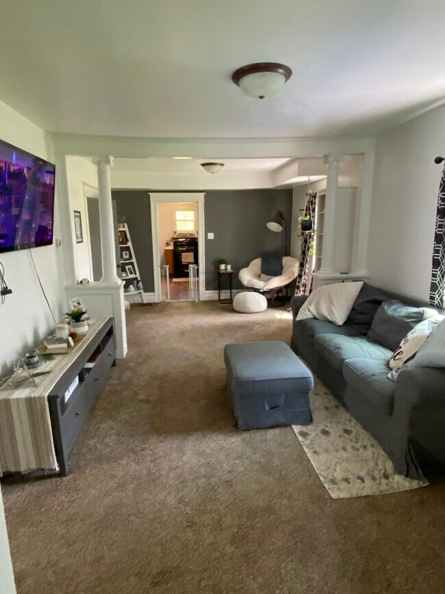 Building Photo - 410 Dakota St