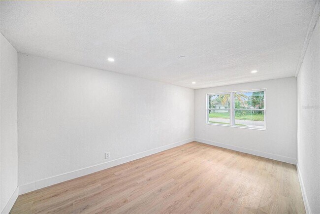 Building Photo - 3812 W Rogers Ave