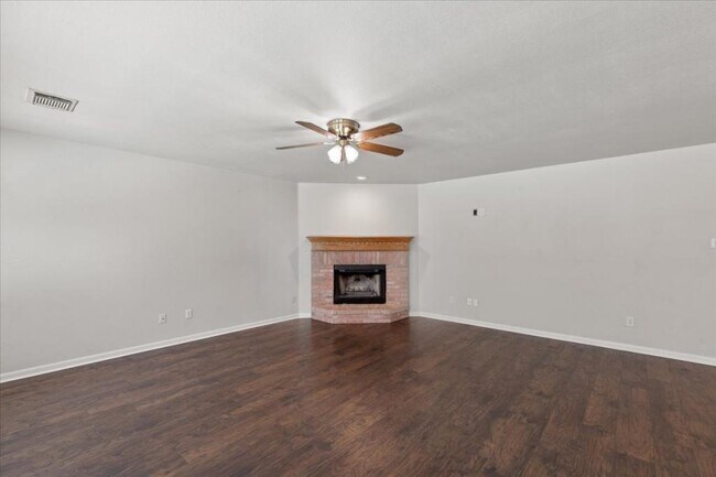 Building Photo - 208 Valona Dr