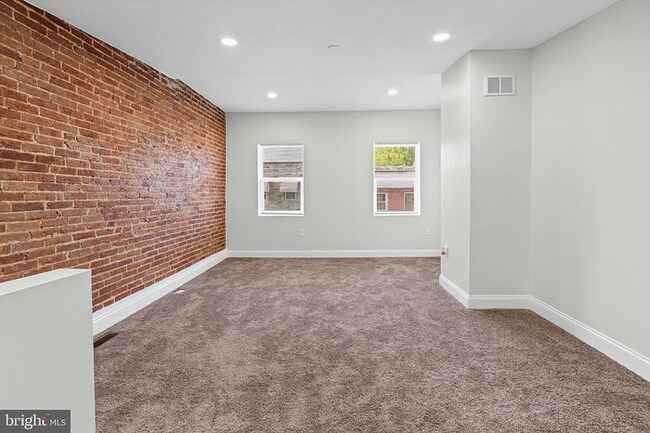 Building Photo - 3 bedrooms, 3.5 bathrooms