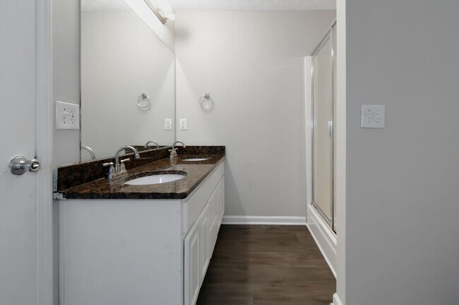 Building Photo - Spacious 4-Bedroom Split Foyer with 3 Bath...