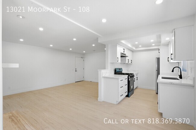 Building Photo - 13021 Moorpark St
