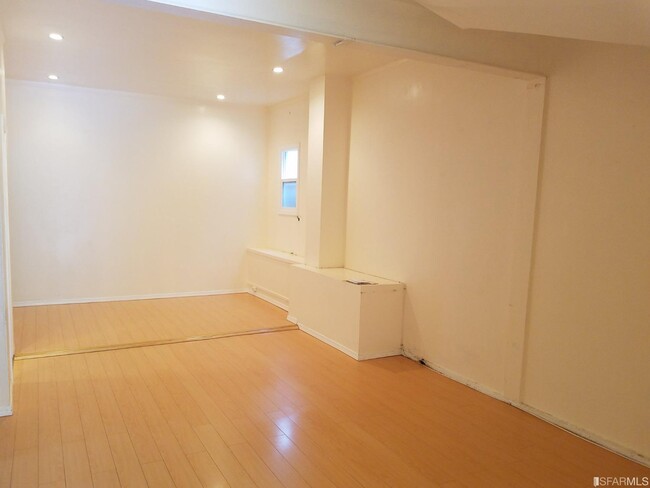 Building Photo - 1542 Baker St
