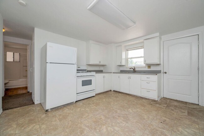 Building Photo - West Jordan Duplex w carport AVAILABLE NOW!!