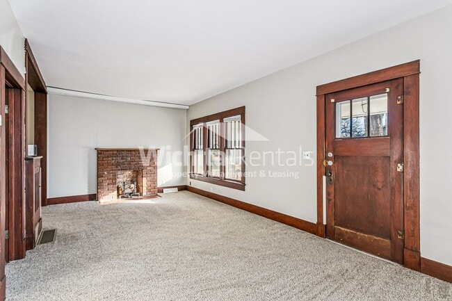 Building Photo - Newton house available for rent!