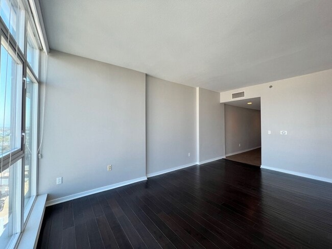 Building Photo - Downtown Long Beach - West Ocean - 1 Bedro...